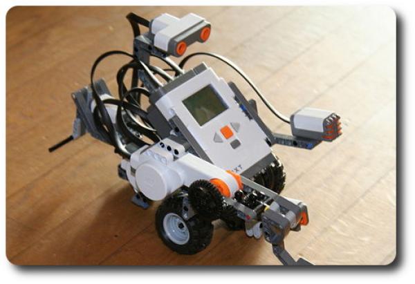 Roboter eines LEGO-Mindstorm-NXT-Projektes (Bild © Eirik Refsda – Wikimedia Commons)